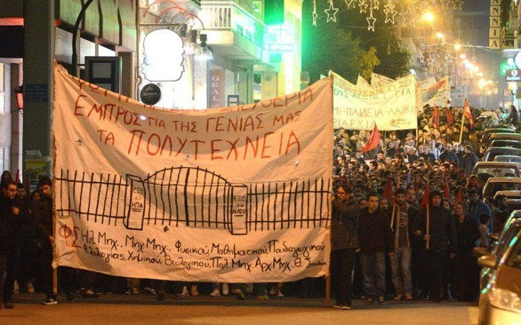 Πάνω από 60 μολότοφ έριξαν οι κουκουλοφόροι στα ΜΑΤ στην Πάτρα